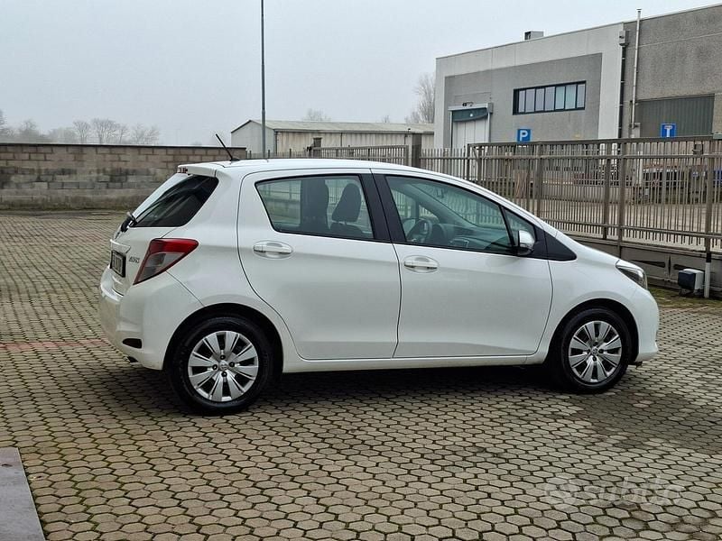 Usata Toyota Yaris Lounge 69 CV (50 kW) 2014 Bianco Utilitaria