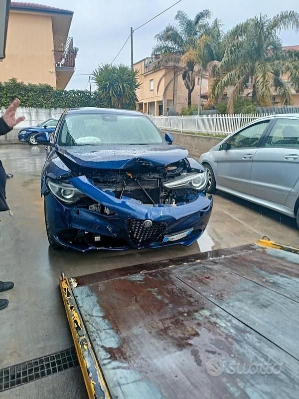 Usado Alfa Romeo Stelvio 180 CV (132 kW) 2017 Azul SUV