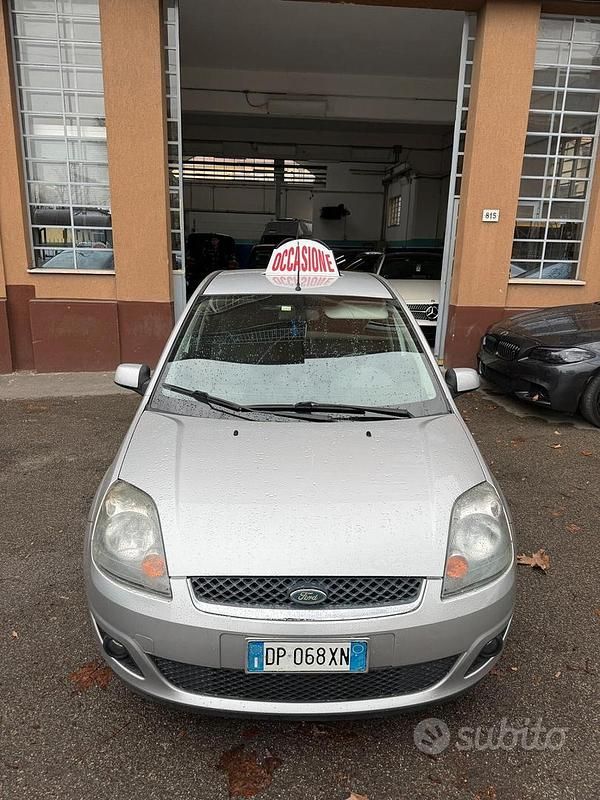 Usata Ford Fiesta Titanium 67 CV (49 kW) 2008 Grigio Utilitaria