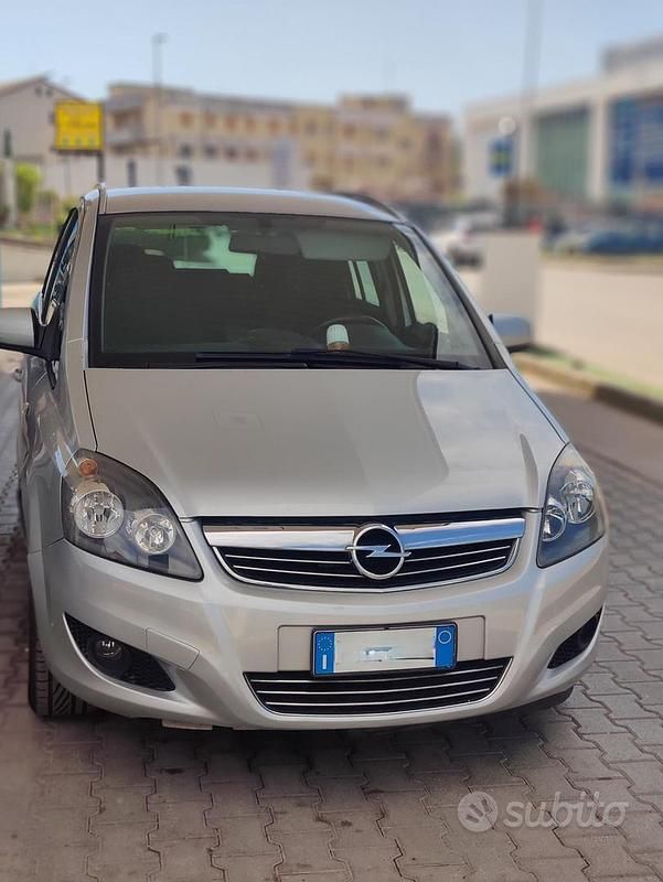 Usata Opel Zafira 2011 Grigio Monovolume