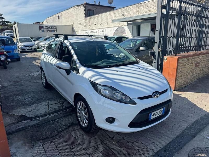 Usata Ford Fiesta Titanium 97 CV (71 kW) 2011 Bianco Utilitaria