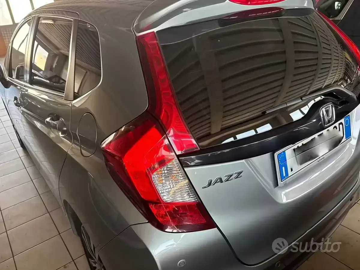Usata Honda Jazz Trend 102 CV (75 kW) 2018 Grigio Utilitaria