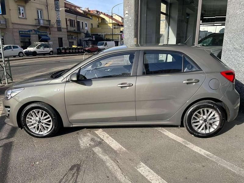 Usata Kia Rio Style 84 CV (61 kW) 2022 Grigio Berlina