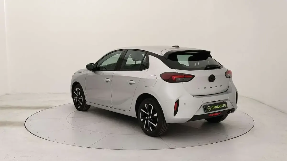 Usata Opel Corsa 101 CV (74 kW) 2025 Kaolin white Utilitaria