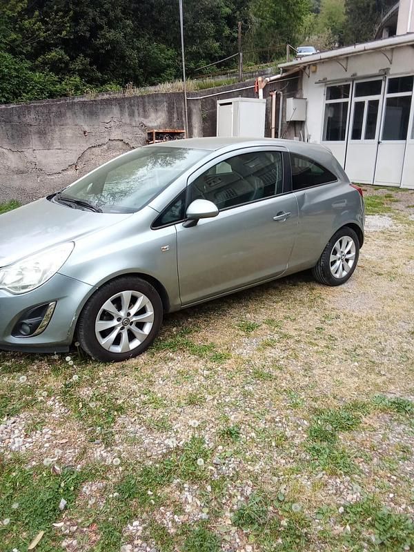 Usata Opel Corsa 59 CV (43 kW) 2012 Argento Utilitaria
