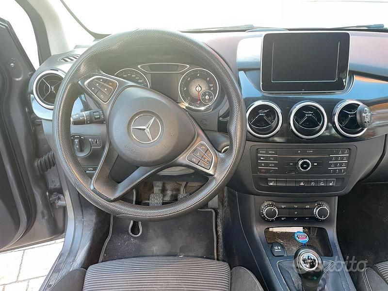 Usata Mercedes B180 Business 109 CV (80 kW) 2018 Grigio Monovolume