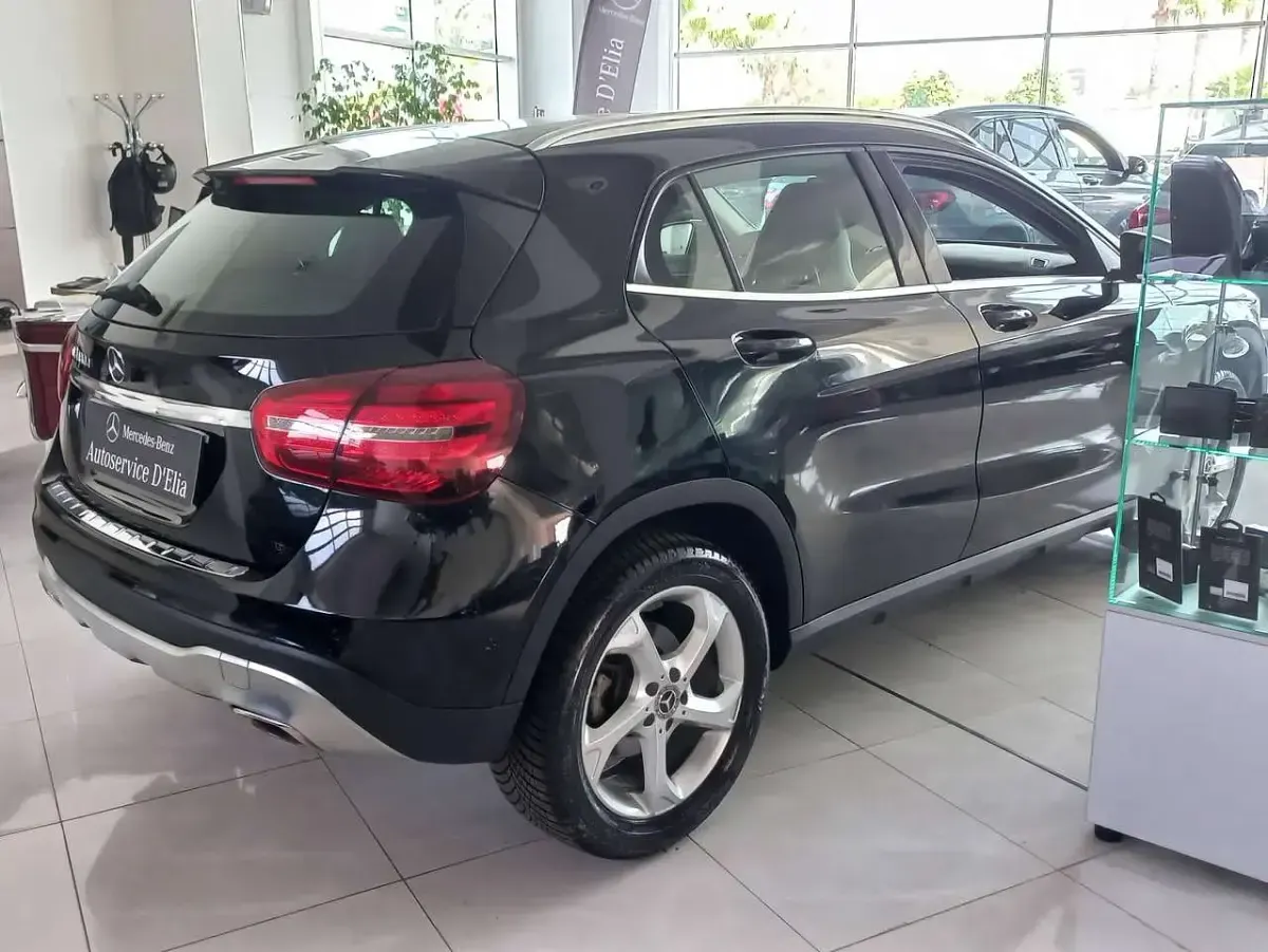 Usata Mercedes GLA180 109 CV (80 kW) 2018 Nero osiidiana SUV