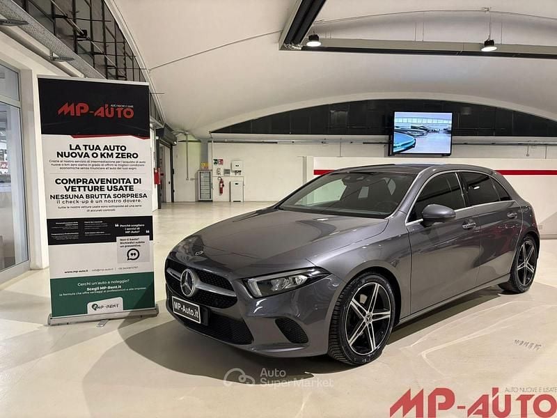 Grigio Usata 2018 Mercedes A180 Tre volumi | 24.300 € (Molto cara) - Immagine 1/4