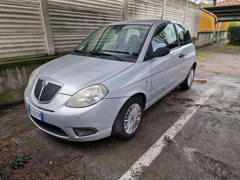 Usata Lancia Ypsilon 60 CV (44 kW) 2009 Argento Utilitaria
