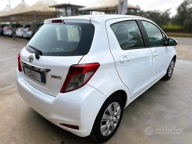 Usata Toyota Yaris Lounge 90 CV (66 kW) 2013 Bianco Utilitaria