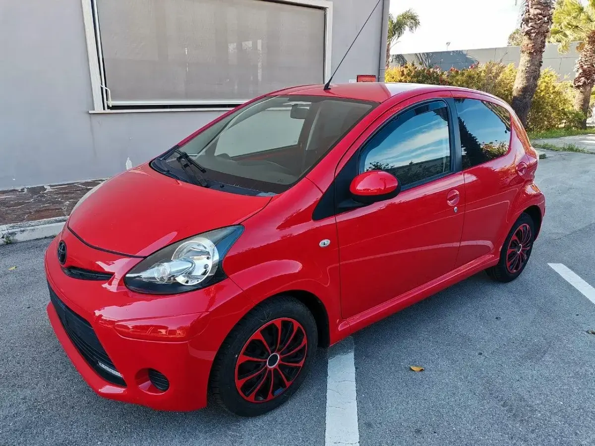 Usata Toyota Aygo Connect Style 67 CV (49 kW) 2012 Marrone Utilitaria