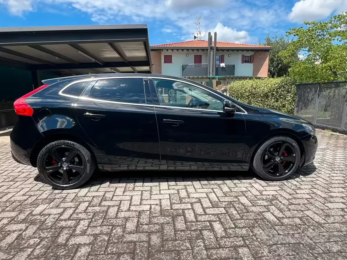 Usata Volvo V40 115 CV (84 kW) 2013 Nero Berlina