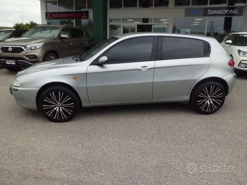 Grigio Usata 2002 Alfa Romeo 147 Utilitaria | 1350 € (Buon prezzo) - Immagine 1/4