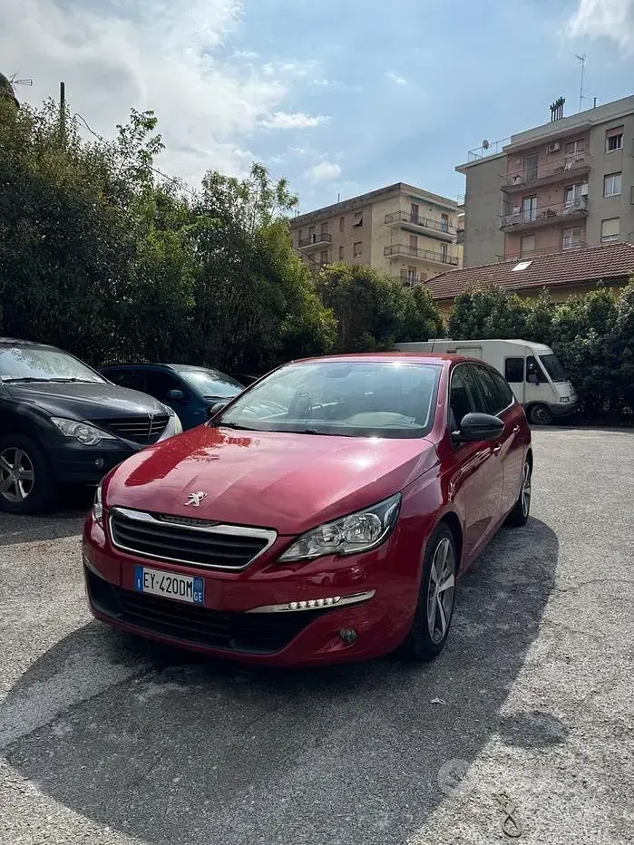 Käytetty Peugeot 308 Business-Line 92 HP (67 kW) 2015 Punainen Sedan