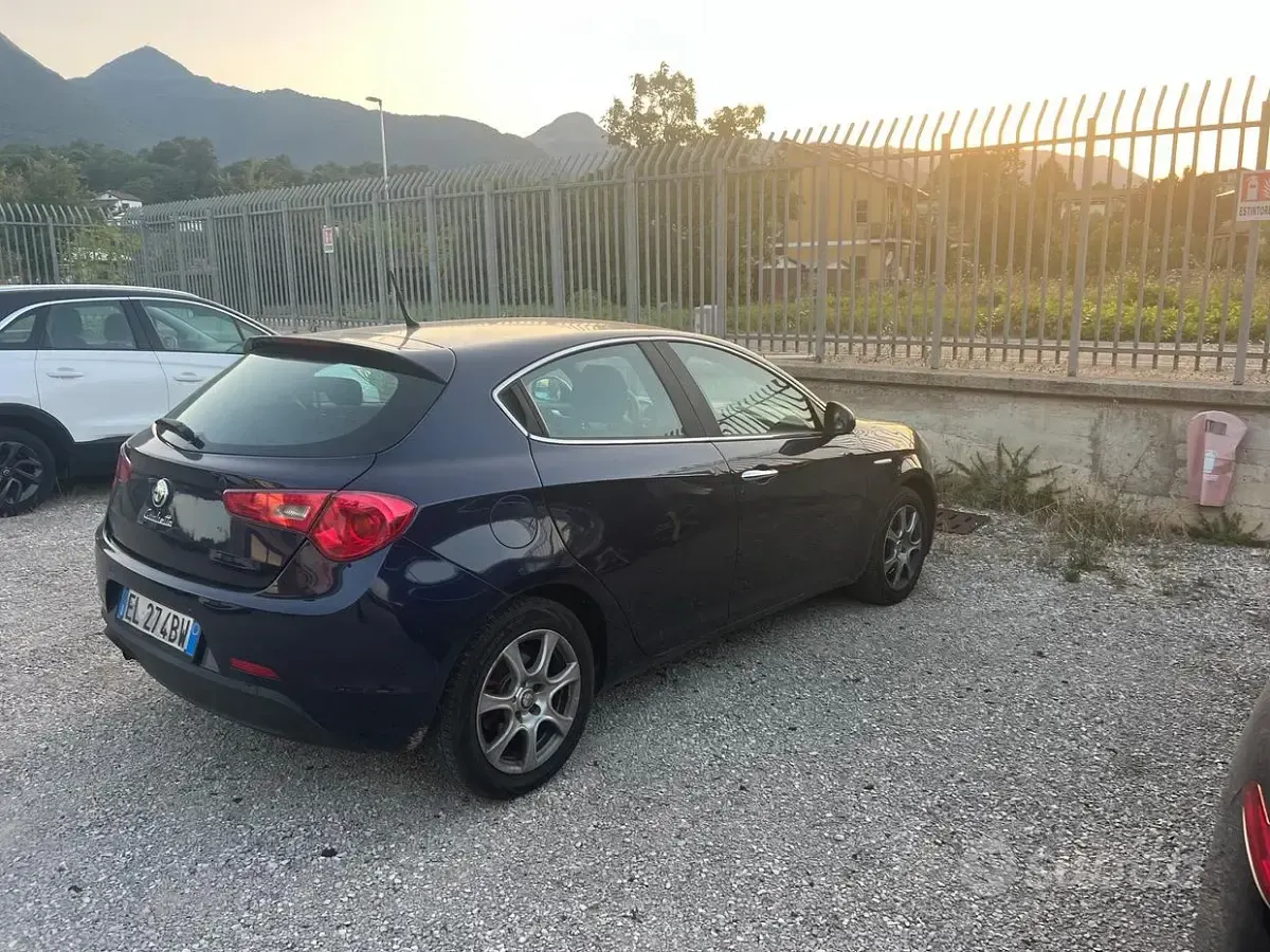 Usata Alfa Romeo Giulietta Progression 105 CV (77 kW) 2011 Bluazzurro Utilitaria