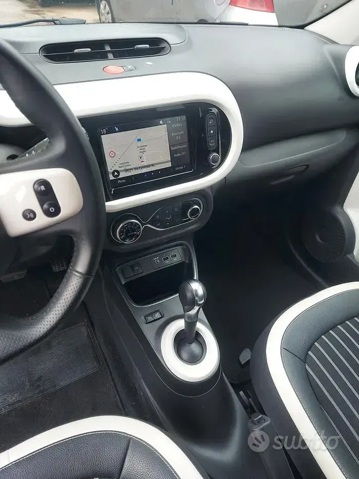 Usado Renault Twingo 30 kW (42 HP) 2023 Cinzento Citadino