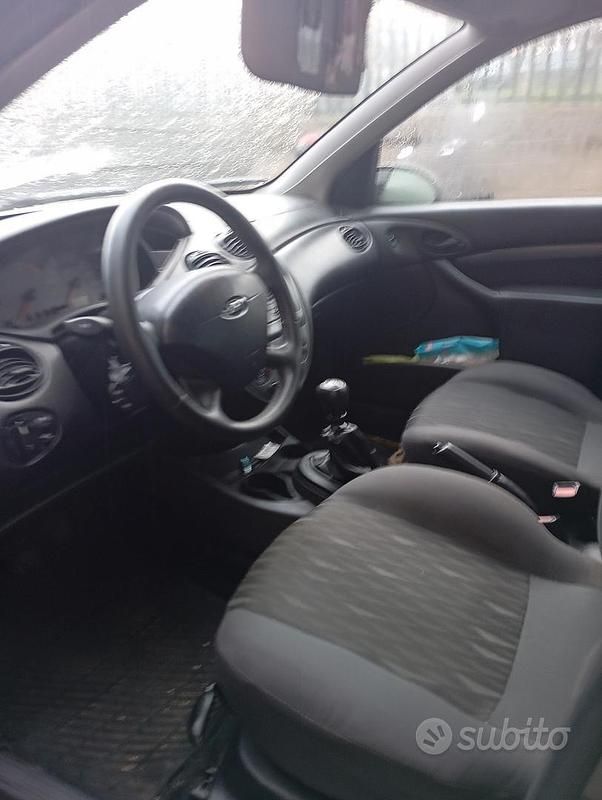 Begagnad Ford Focus 116 HK (85 kW) 2004 Grå Sedan