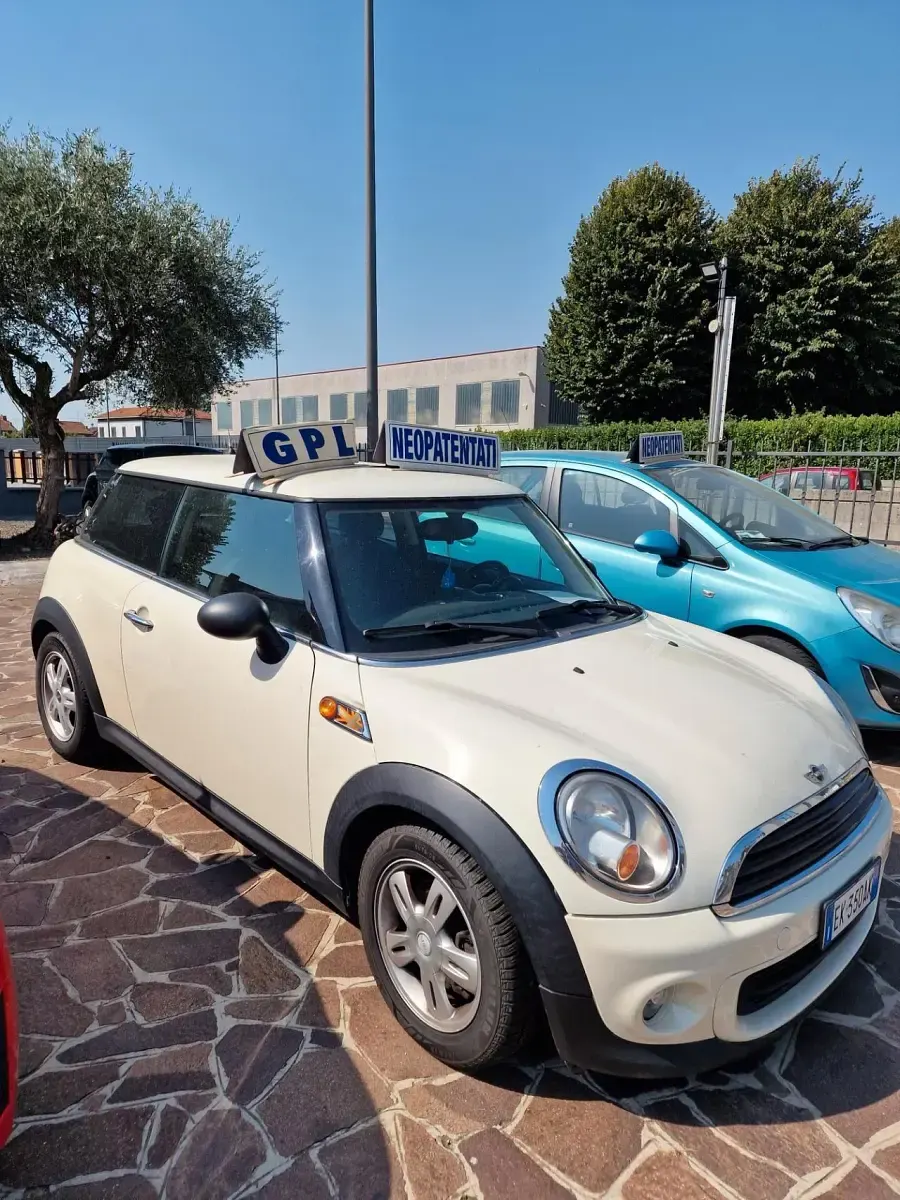 Usata Mini ONE 74 CV (54 kW) 2011 Beige Utilitaria
