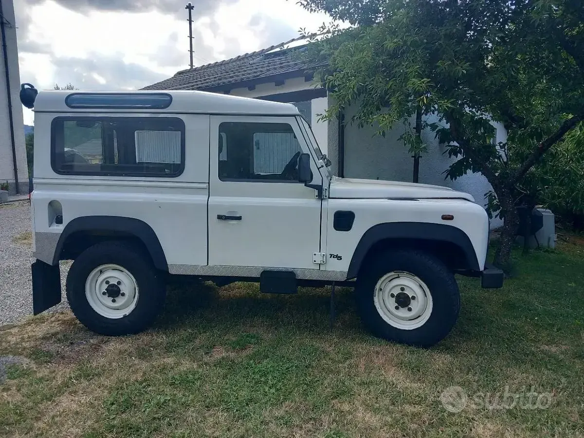 Usata Land Rover Defender 122 CV (89 kW) 2002 Bianco SUV