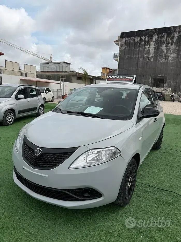 Usata Lancia Ypsilon Gold 69 CV (50 kW) 2018 Grigio Utilitaria