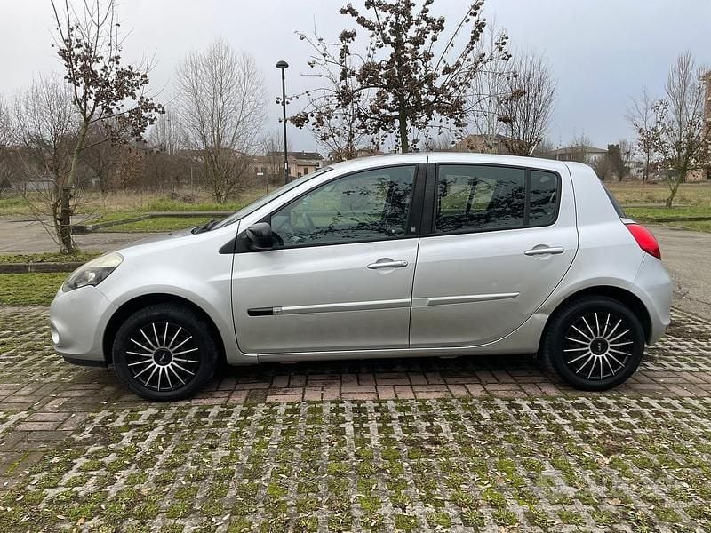 Usata Renault Clio II 75 CV (55 kW) 2011 Grigio Berlina