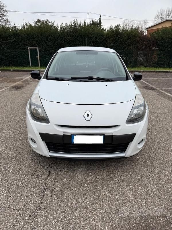 Bianco Usata 2010 Renault Clio II Berlina | 2900 € (Ottimo prezzo) - Immagine 1/4