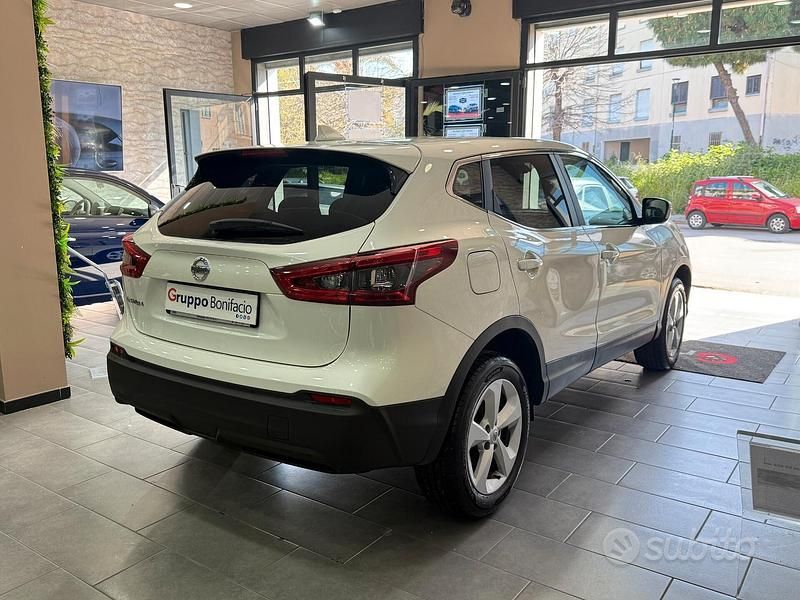 Gebraucht Nissan Qashqai 131 PS (96 kW) 2018 Weiß SUV