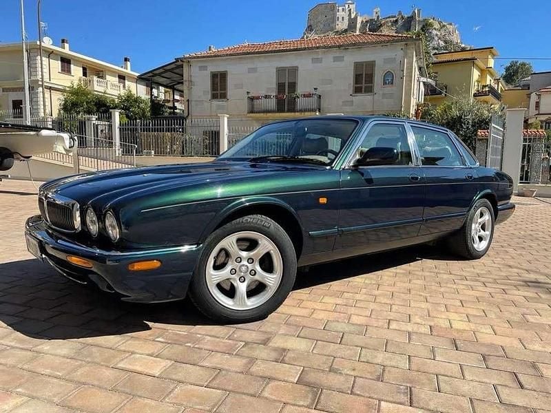 Usata Jaguar XJ8 237 CV (174 kW) 2000 Verde Berlina