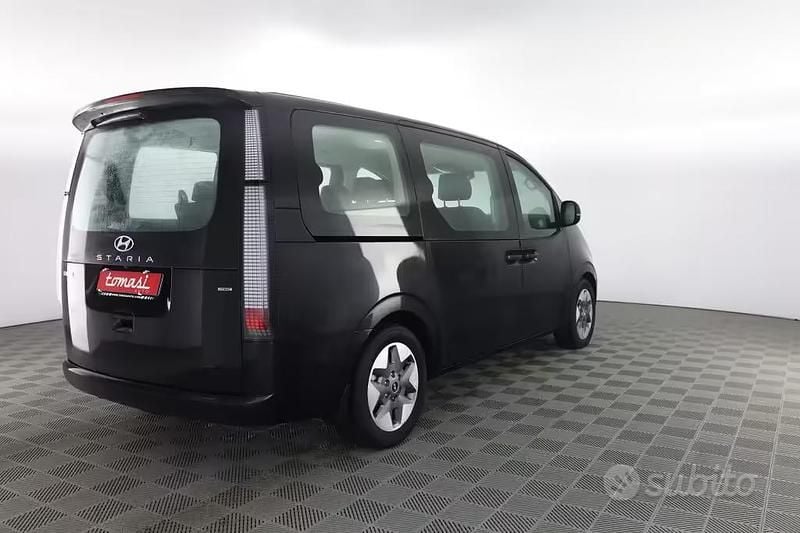 Usata Hyundai Staria 177 CV (130 kW) 2023 Abyss black Monovolume