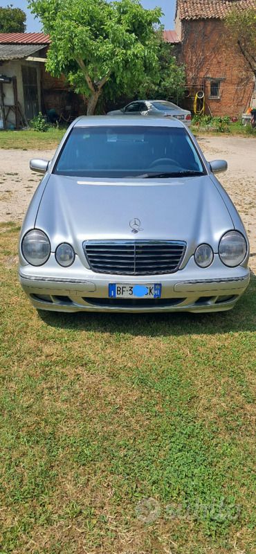 Usata Mercedes E200 Avantgarde 186 CV (136 kW) 1999 Grigio Berlina