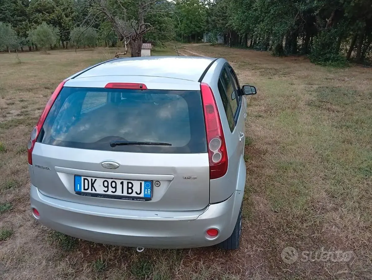 Usata Ford Fiesta 68 CV (50 kW) 2007 Bianco Utilitaria