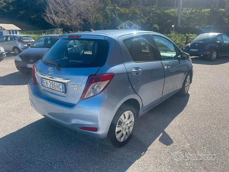 Usata Toyota Yaris Lounge 69 CV (50 kW) 2011 Blu Utilitaria