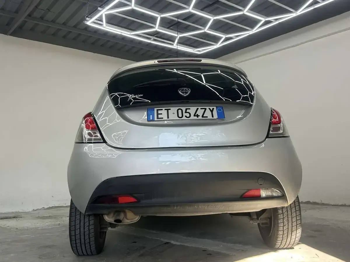 Usata Lancia Ypsilon 95 CV (69 kW) 2015 Argento Utilitaria
