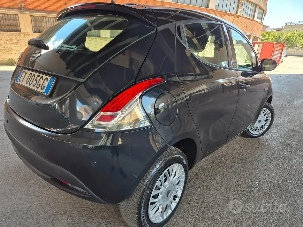 Usata Lancia Ypsilon 80 CV (58 kW) 2015 Nero Utilitaria