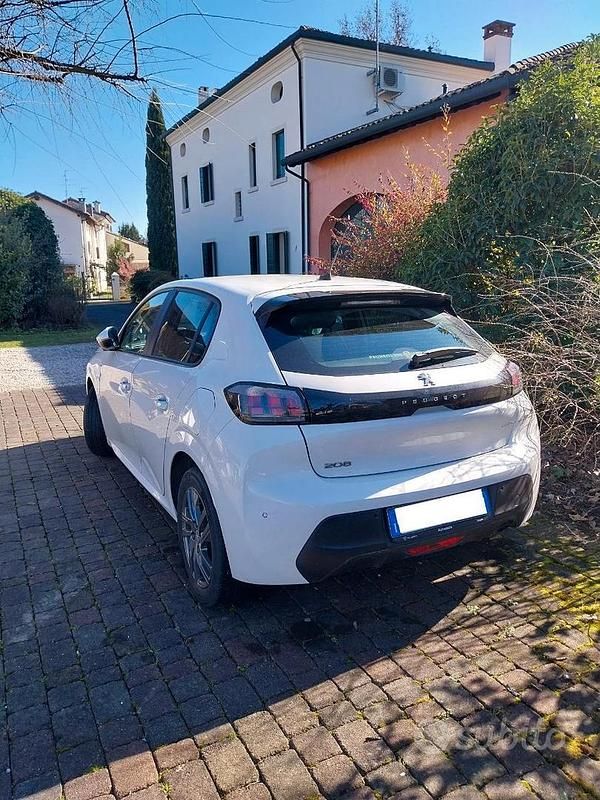 Usata Peugeot 208 Active 102 CV (75 kW) 2021 Bianco Utilitaria