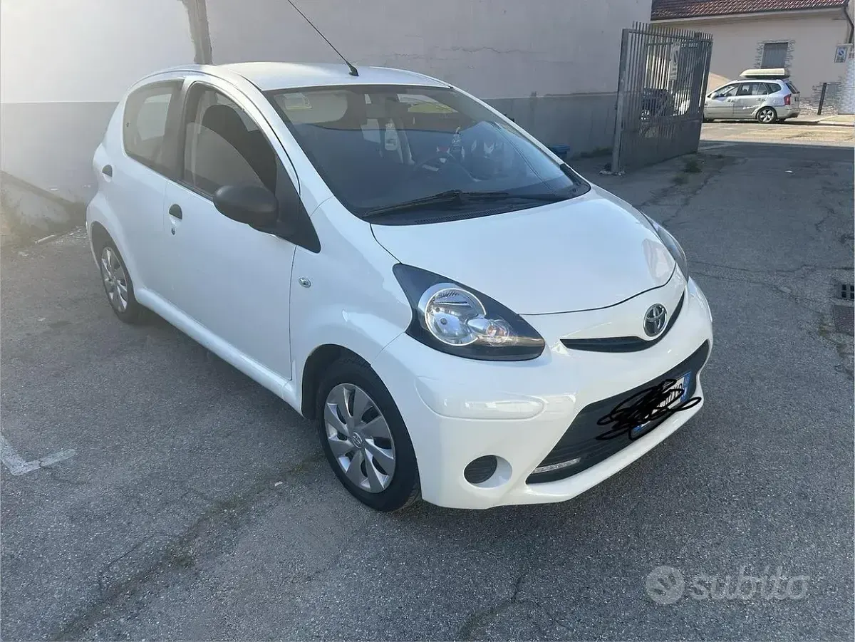 Usata Toyota Aygo Connect Style 72 CV (52 kW) 2012 Bianco Utilitaria