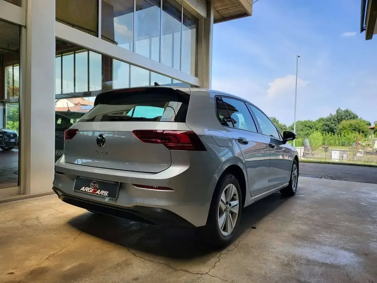 Usata VW Golf VIII Life 116 CV (85 kW) 2025 Argento Berlina