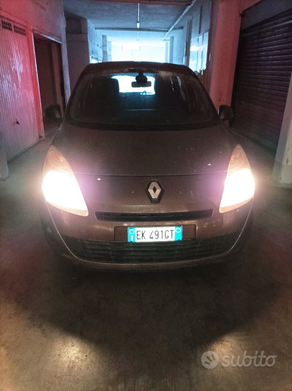 Usata Renault Scénic III 110 CV (80 kW) 2009 Marrone Monovolume