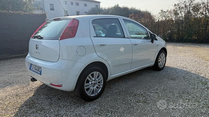 Usata Fiat Punto Evo Emotion 77 CV (56 kW) 2017 Bianco Utilitaria