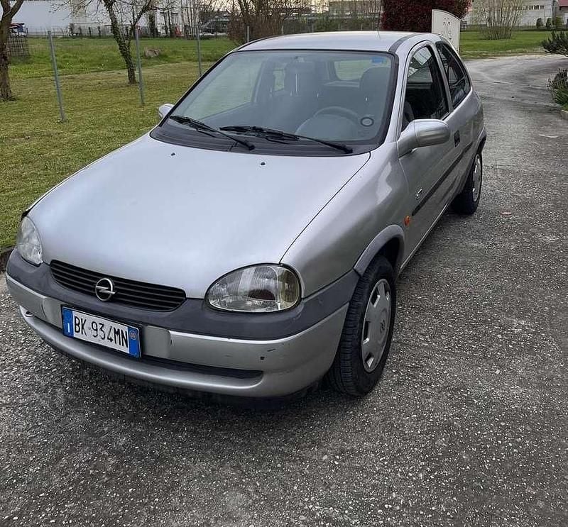 Usata Opel Corsa Edition 54 CV (39 kW) 2000 Berlina
