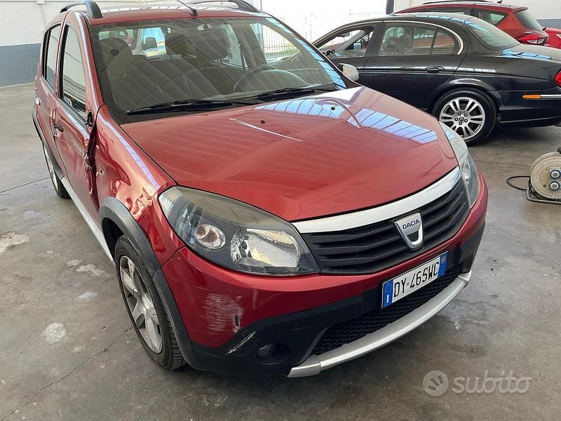 Usata Dacia Sandero Lauréate 87 CV (63 kW) 2009 Rosso Berlina