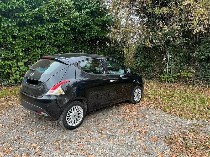 Usata Lancia Ypsilon 95 CV (69 kW) 2015 Nero Utilitaria