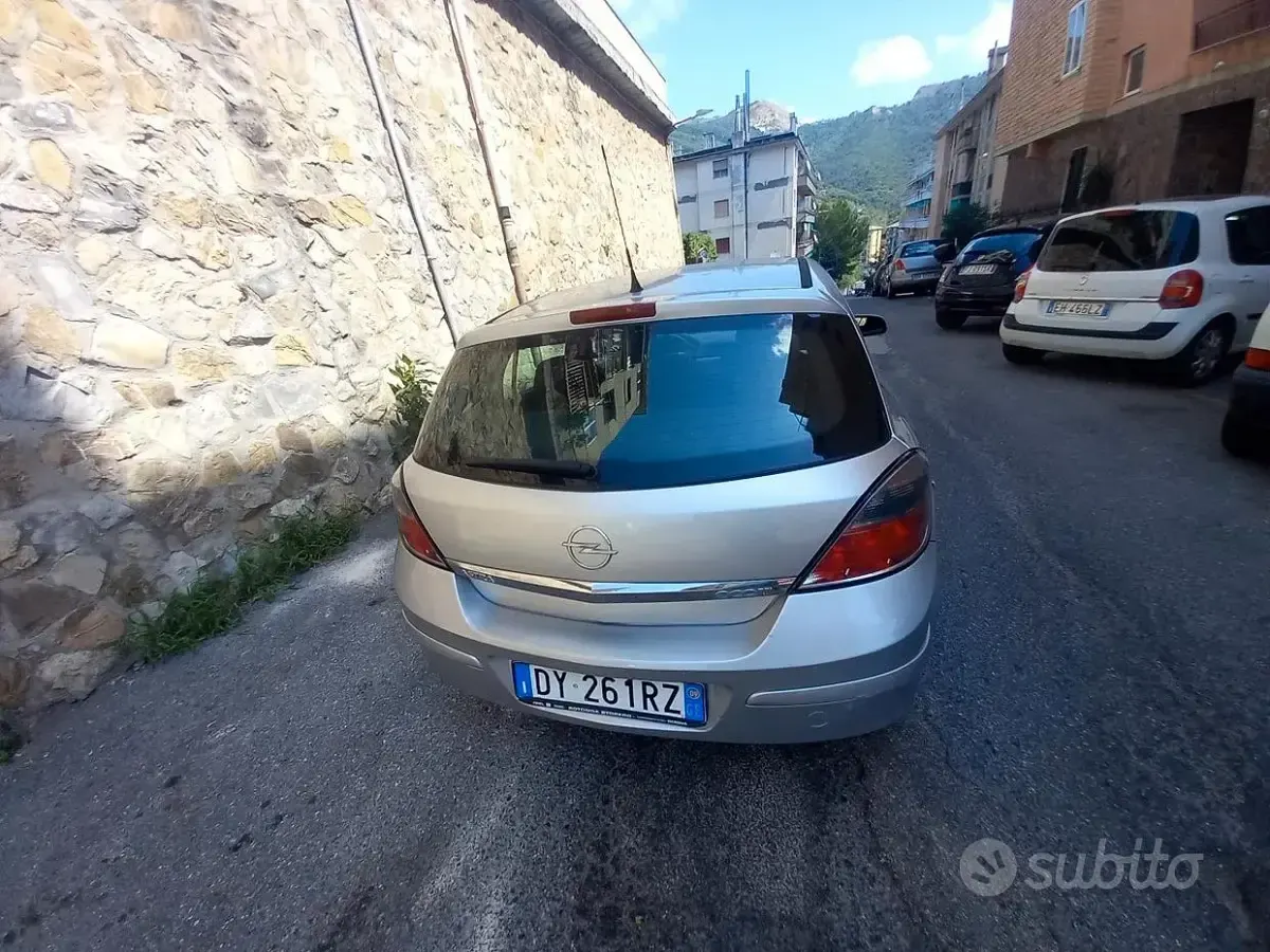 Usata Opel Astra 110 CV (80 kW) 2009 Giallo Berlina