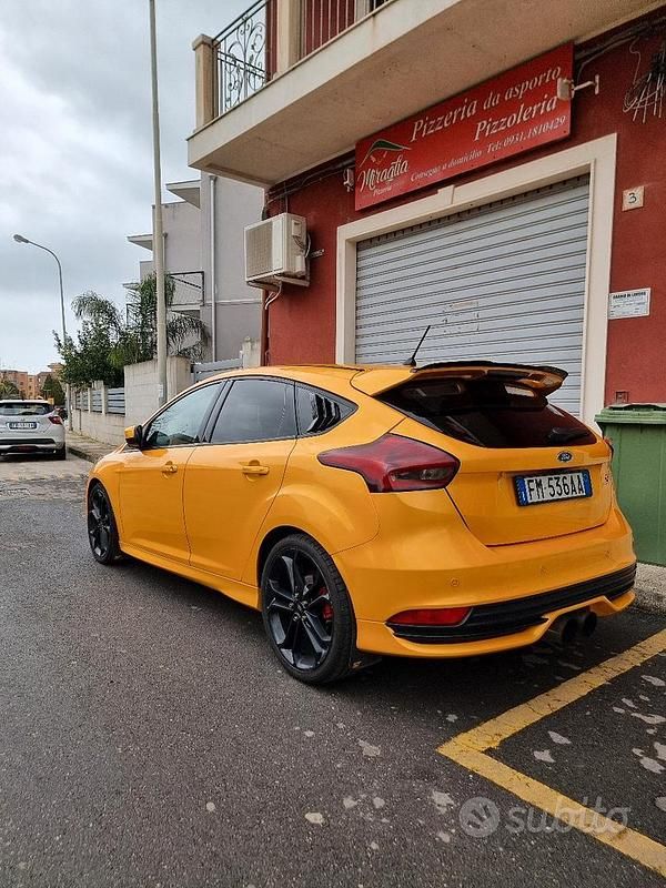 Usata Ford Focus ST 250 CV (183 kW) 2017 Giallo Berlina