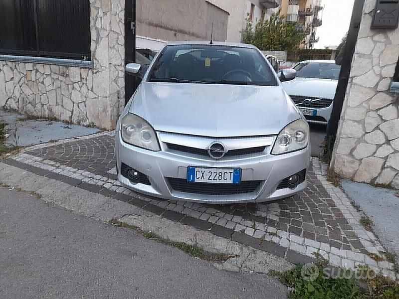 Usata Opel Tigra Enjoy 89 CV (65 kW) 2006 Argento Cabrio