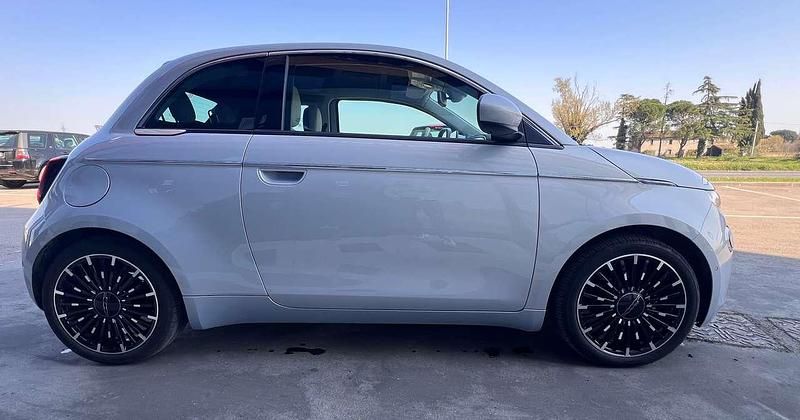 Używany Fiat 500e La Prima 42 kW (58 KM) 2025 Srebrny Kabriolet