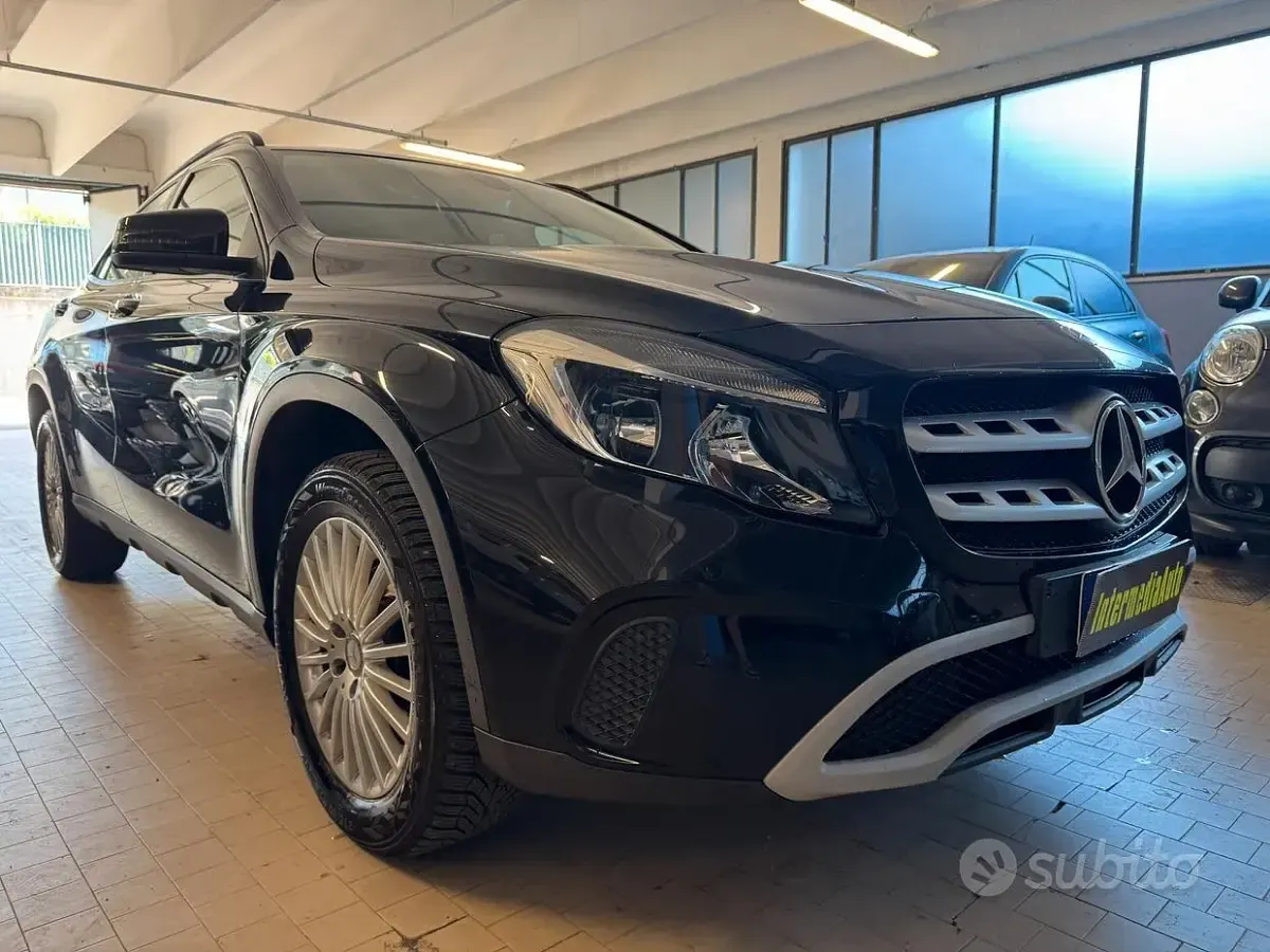 Usata Mercedes GLA180 Executive 109 CV (80 kW) 2017 Nero SUV
