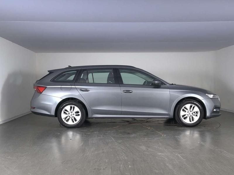 Käytetty Skoda Octavia Ambition 116 HP (85 kW) 2022 Harmaa Farmari