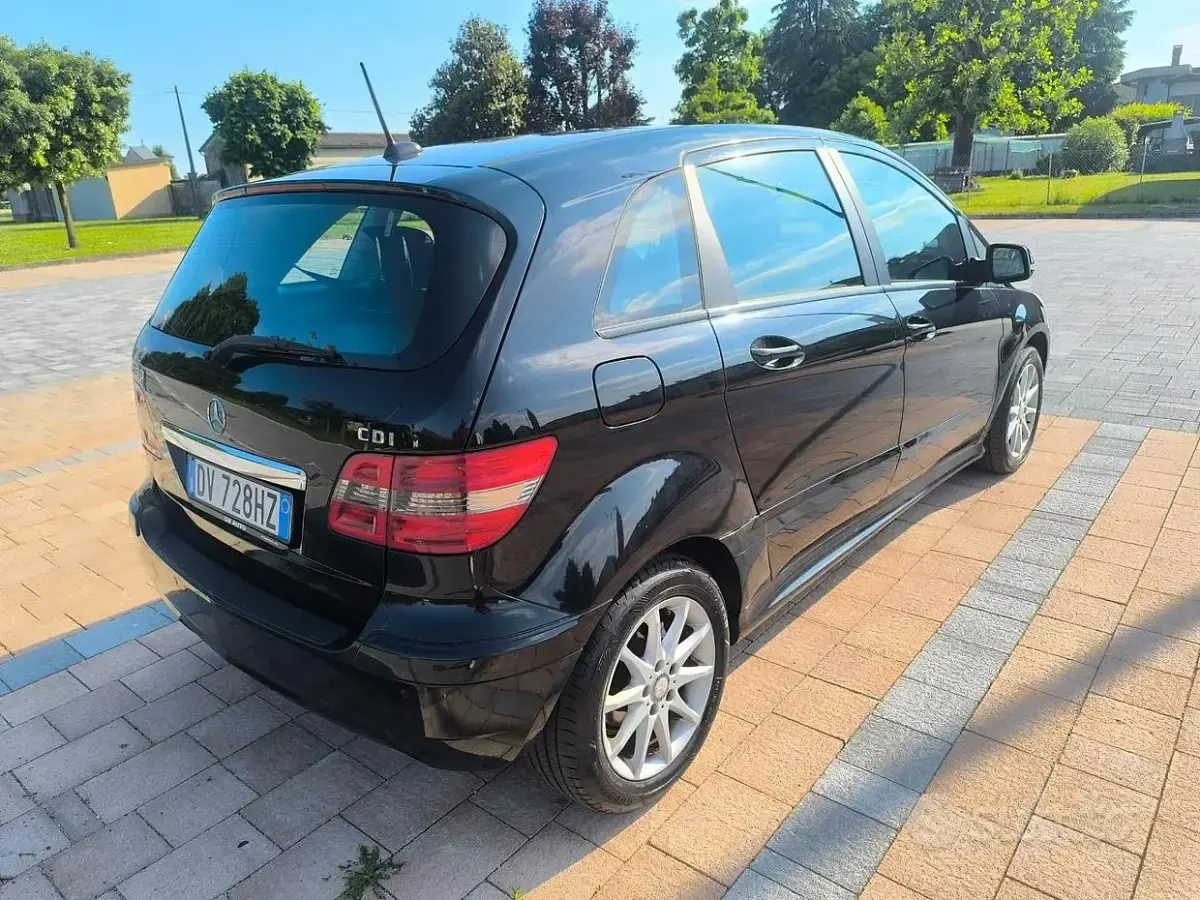 Usata Mercedes B200 Premium 109 CV (80 kW) 2011 Nero Utilitaria