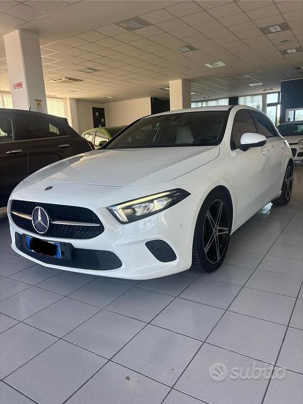Bianco Usata 2019 Mercedes A180 Executive Tre volumi | 16.900 € (Buon prezzo) - Immagine 1/4